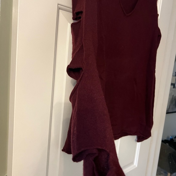 Skull Cashmere sweater with open sleeves. - Picture 3 of 4